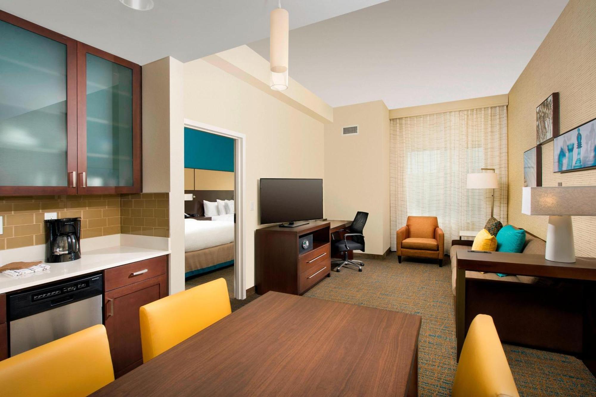 One-Bedroom Queen Suite