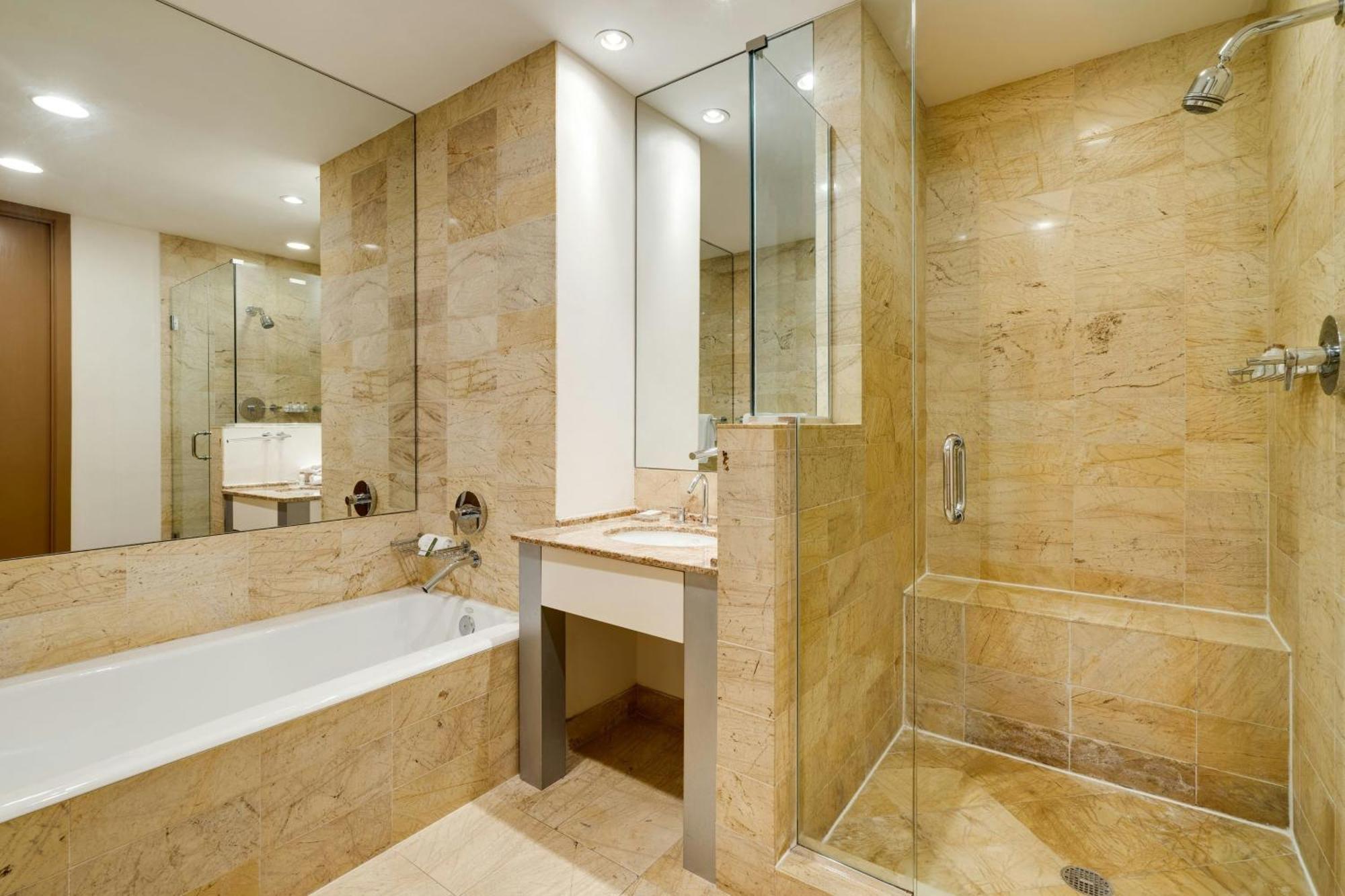 Deluxe Queen Room Bay View