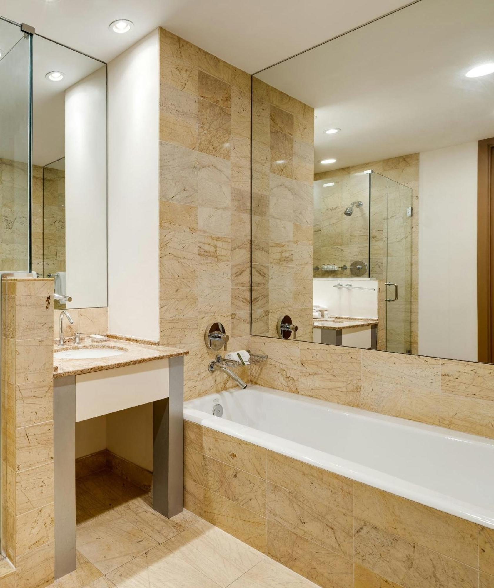 Deluxe Queen Room Bay View