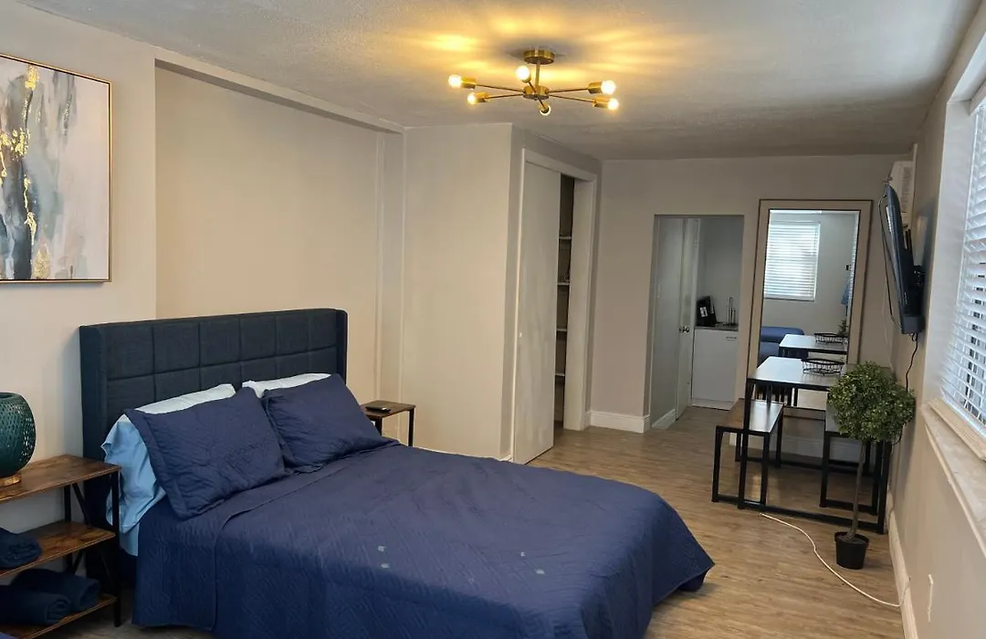 Coral Gable Studio W/Free Parking & Wifi-1