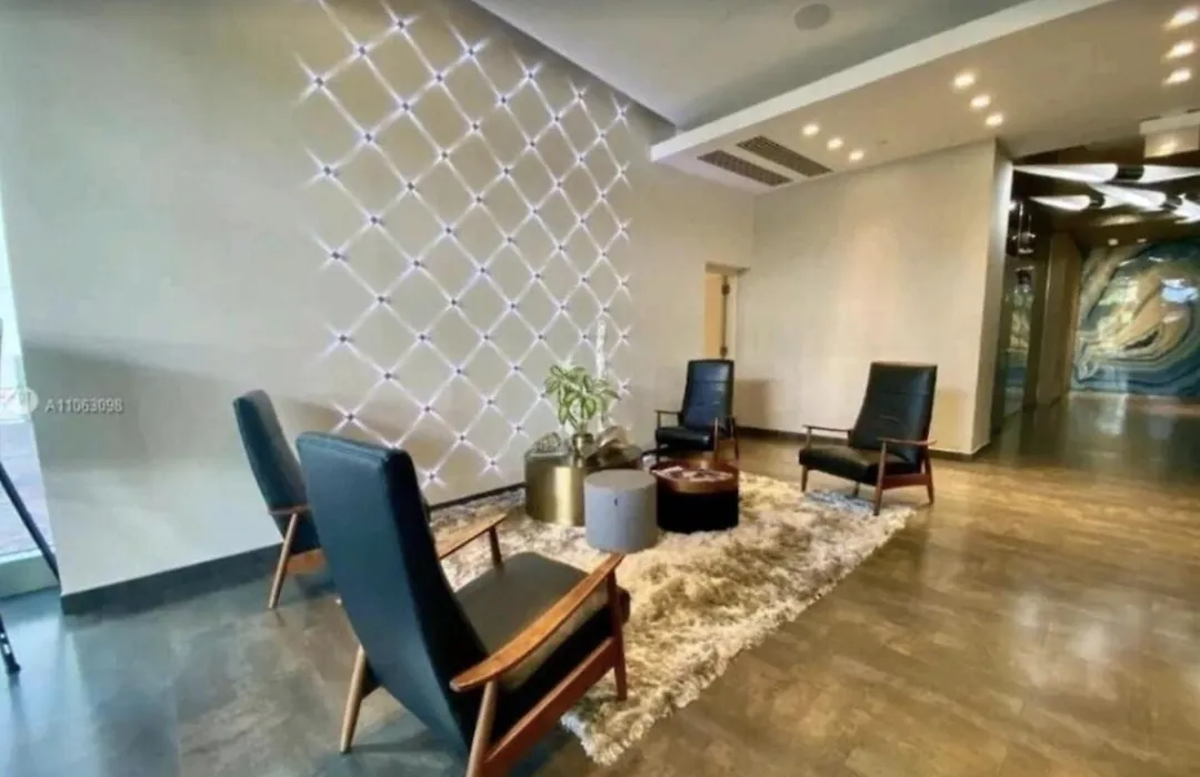 Beautiful 1Bd 1Bth At Midblock Free Parking-1