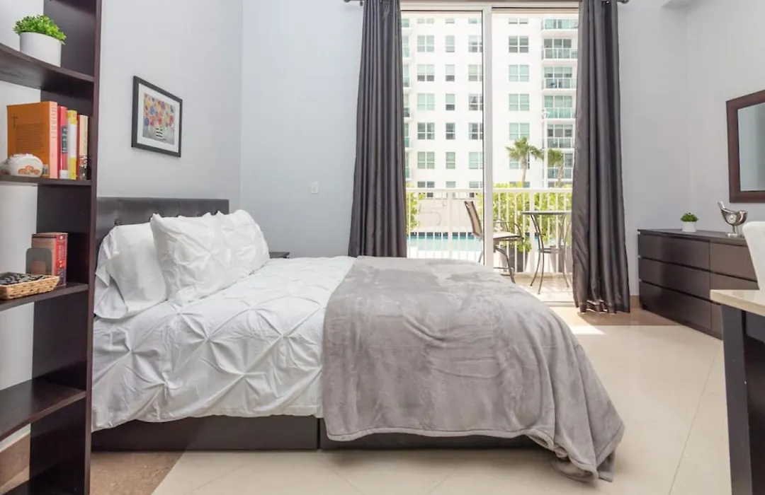 Beautiful Studio With Direct Pool Access And Parking-1