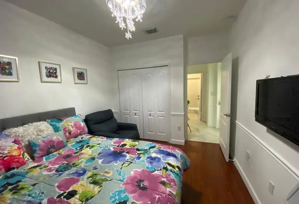 Guest Suite Private Entry In Miami Near Zoo Very Good For Couples, Business Travelers, Tourists-1