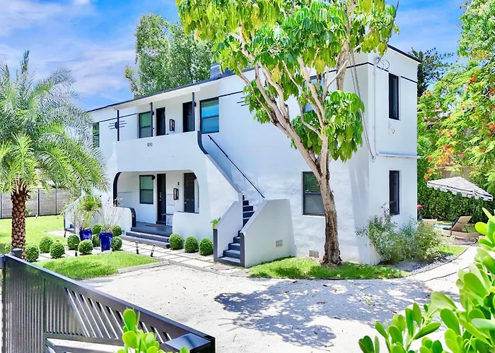 3 Seasons At The Carrington 3 Two Bedroom 1 Bath Apts -6 Bedrooms 3 Bathrooms And 3 Bedroom 2 Bathroom Villa Miami